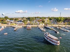 从阿诺德斯公园游乐园俯瞰欧克博奇湖,这里是水上娱乐的天堂 从阿诺德斯公园游乐园俯瞰欧克博奇湖,这里是水上娱乐的天堂