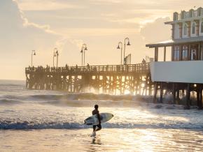 冲浪爱好者在代托纳比奇码头附近的水域中享受水上乐趣