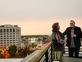 在 Vantage Rooftop Lounge and Conservatory 屋顶酒廊和温室欣赏日落美景,享受美酒佳肴 在 Vantage Rooftop Lounge and Conservatory 屋顶酒廊和温室欣赏日落美景,享受美酒佳肴