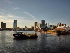 一辆水上巴士在马里兰州巴尔的摩的内港缓缓航行 一辆水上巴士在马里兰州巴尔的摩的内港缓缓航行