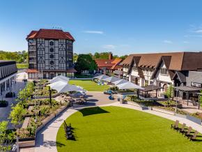 娱乐街区西港广场绿意盎然的庭院 娱乐街区西港广场绿意盎然的庭院