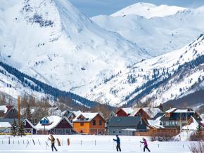 在落基山脉附近体验北欧式滑雪