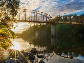 费尔奥克斯大桥横跨美国河