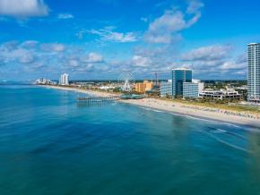 世界闻名的南卡罗来纳州美特尔海滩码头 (Myrtle Beach Pier) 绵延至大西洋中