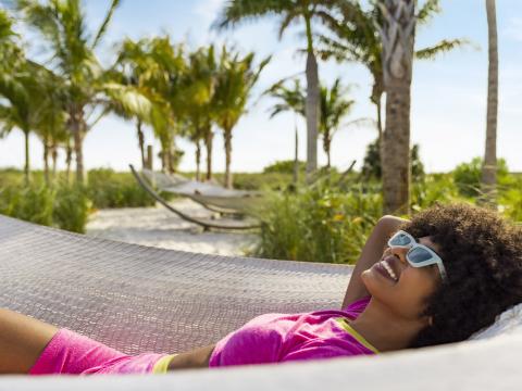 在佛罗里达州圣彼得斯堡海滩的吊床上放松