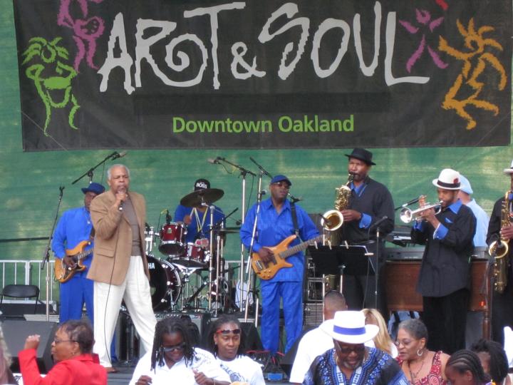 Uma banda tocando no festival Art & Soul (Arte e Soul) de Oakland