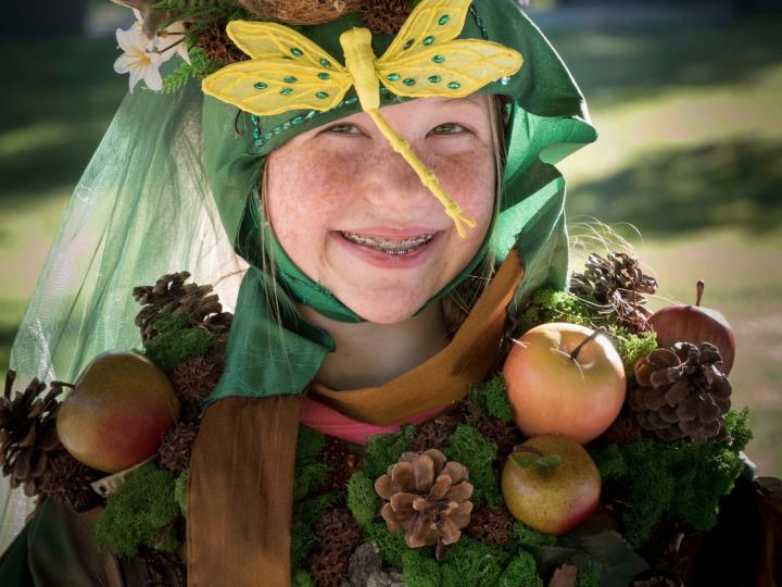 Participando de la diversión con disfraces de Fairy House Festival