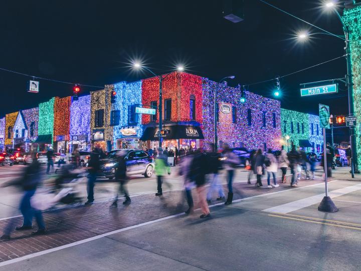 羅切斯特璀璨燈光秀的燈光照亮了大樓