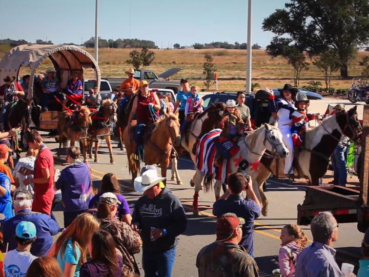 参加在卡梅隆路易斯安那州皮毛动物与野生动物节期间举办的游行