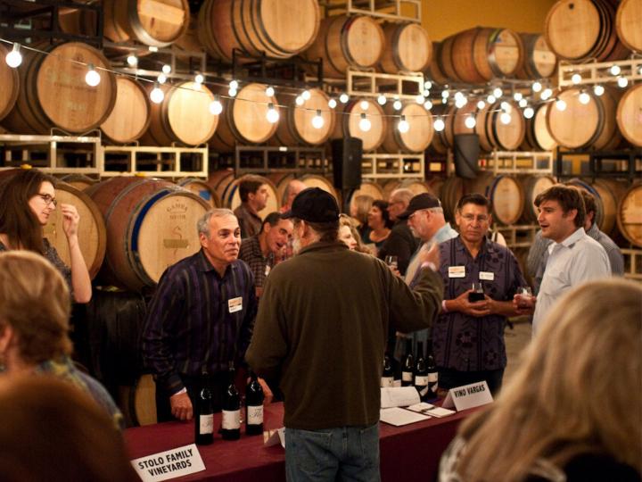 Degustação de vinhos durante o Garagiste Festival, que celebra os pequenos vinicultores, em Paso Robles, Califórnia