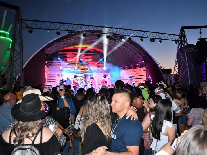 Scène de danse lors d’un concert au Cinco De Mayo Fajita Festival à Amarillo, Texas
