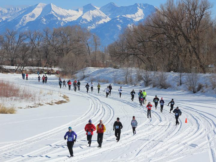 Coureurs participant au Rio Frio Ice Fest à Alamosa, Colorado