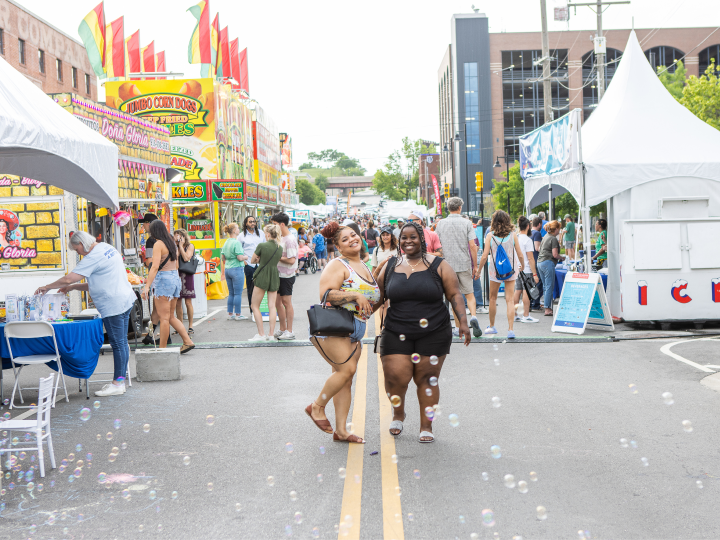 Disfruta de vendedores y festividades en Tulsa International Mayfest en Tulsa, Oklahoma