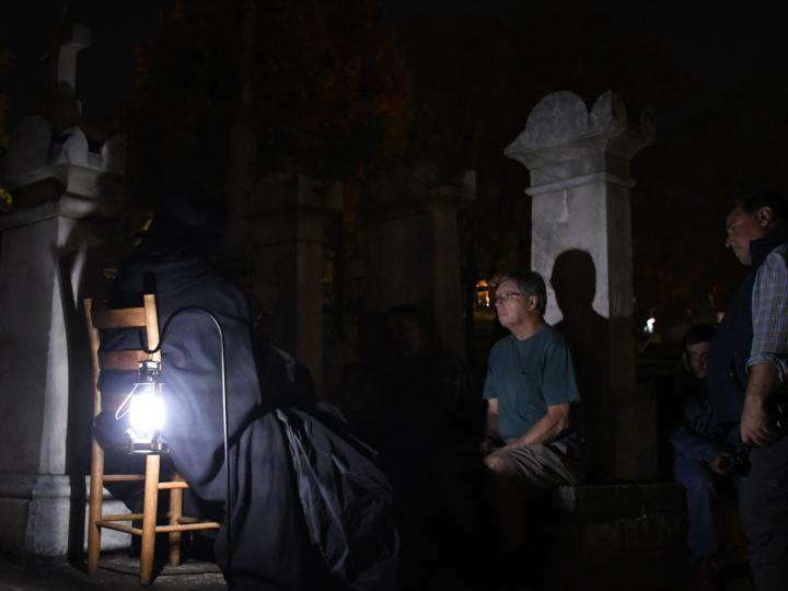 在密苏里州圣吉纳维夫的圣吉纳维夫纪念公墓举行的年度“逝去灵魂聚会”活动