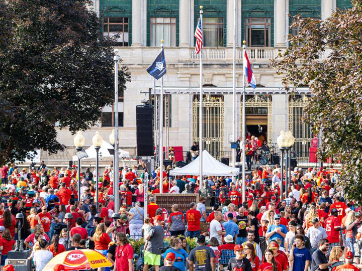 在密苏里州酋长队训练营，橄榄球迷们在进行车尾派对