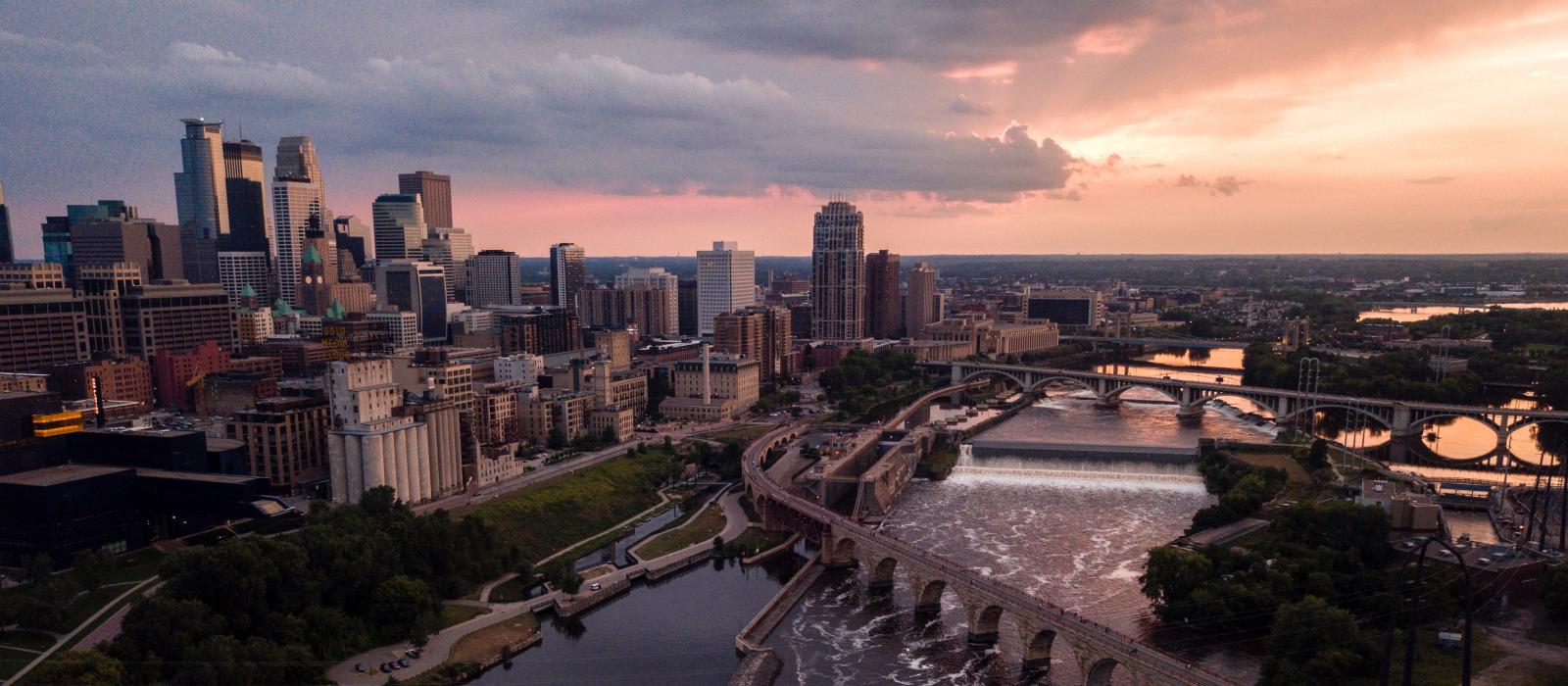 明尼苏达州明尼阿波利斯市密西西比河畔的鸟瞰景观