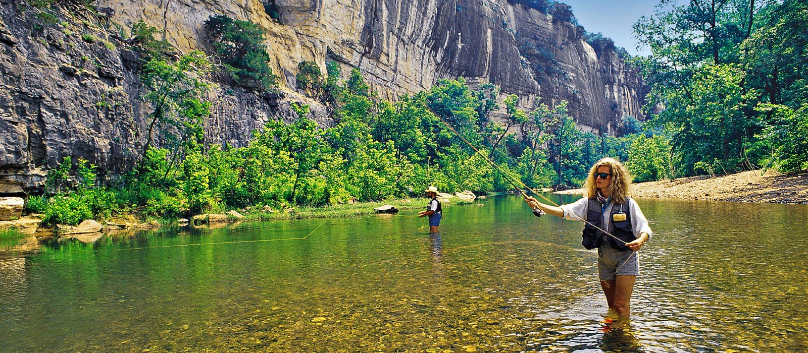 在阿肯色州布法罗国家河道上飞钓