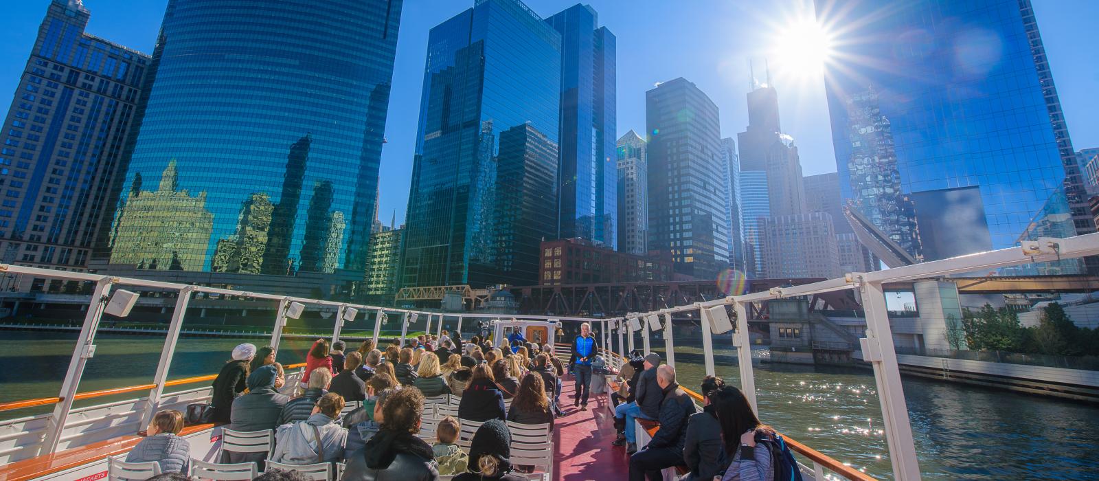 在芝加哥河游船上欣赏伊利诺伊州芝加哥的天际线风景