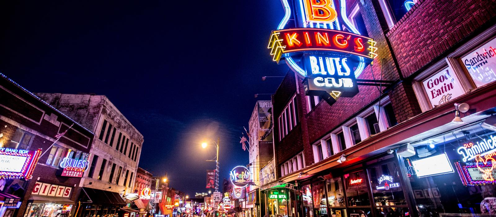 霓虹灯招牌照亮了田纳西州孟菲斯贝尔街