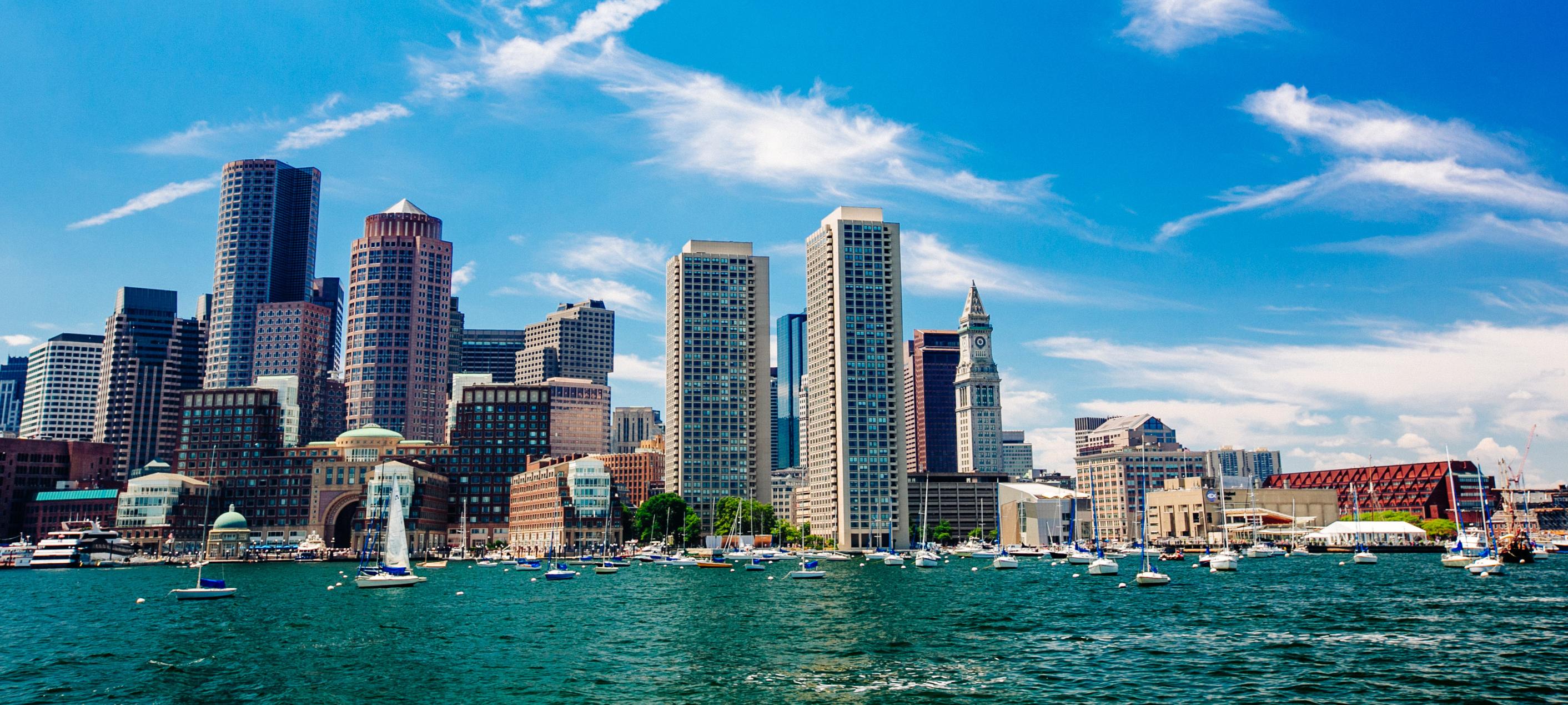 马萨诸塞州波士顿查尔斯河沿岸的天际线