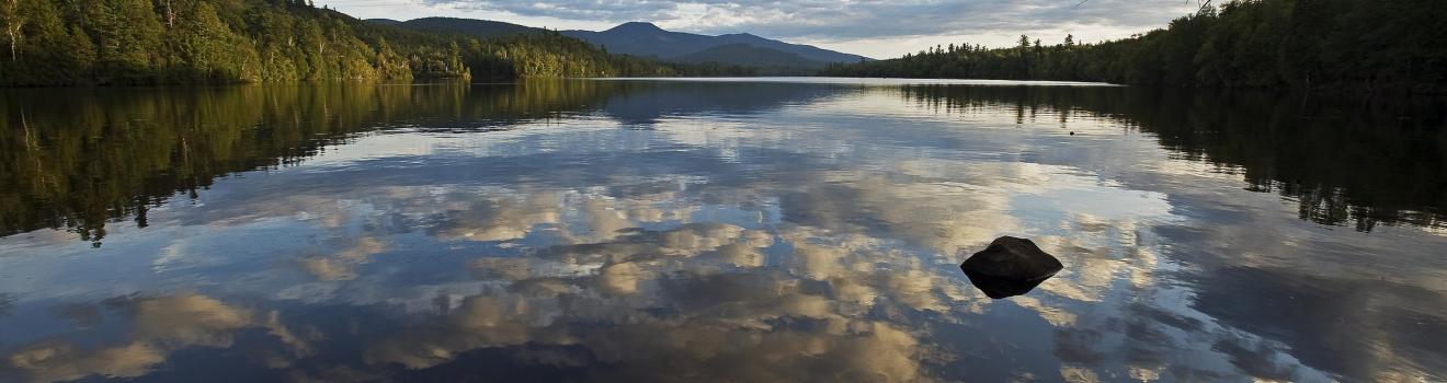 富兰克林瀑布湖与纽约州蓝山相对而立