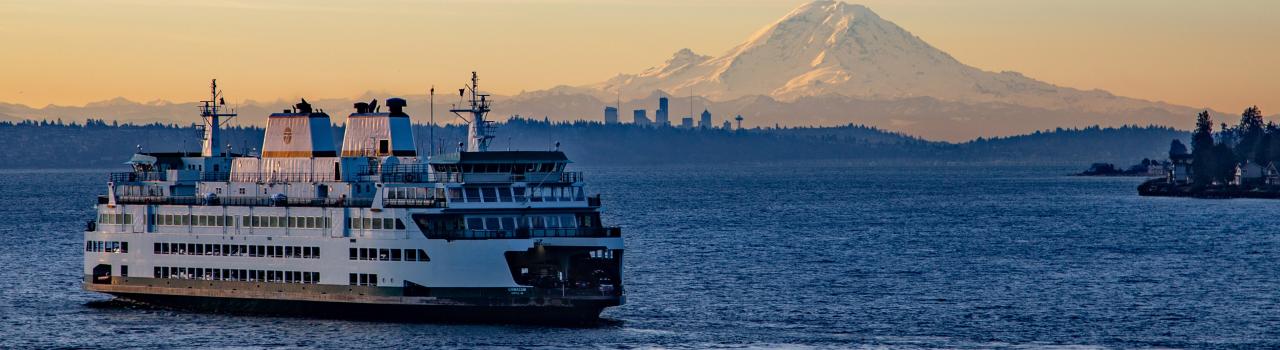 一艘渡轮穿过华盛顿州金斯顿附近的水域