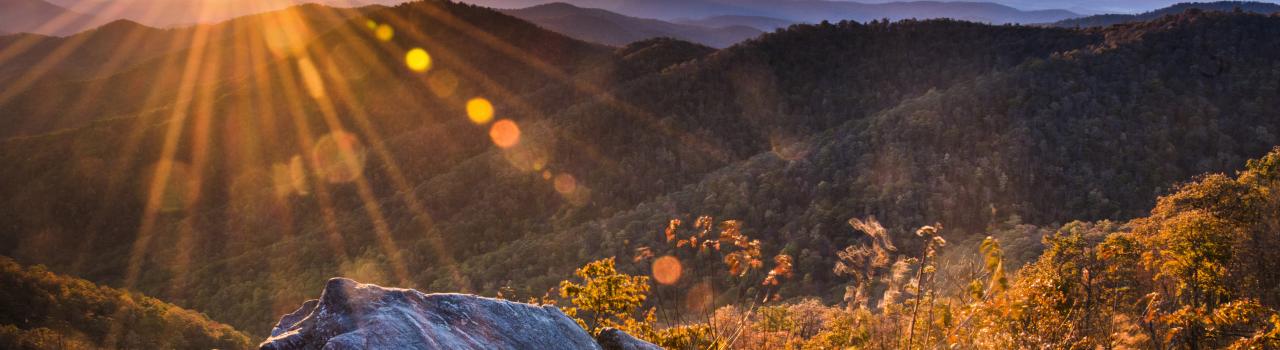 从毗斯迦山俯瞰北卡罗来纳州蓝岭公路