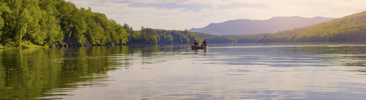 在佛蒙特州沃特伯里的水库划船