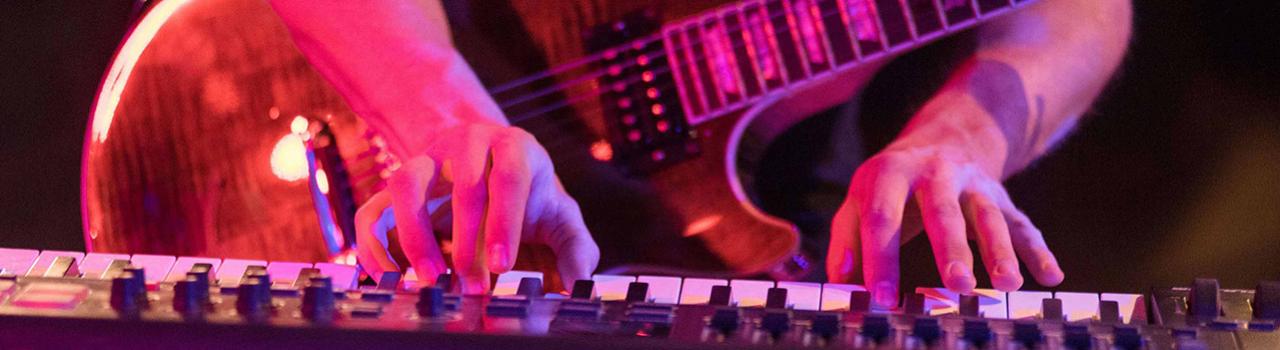 在电子舞曲表演中弹奏键盘乐器