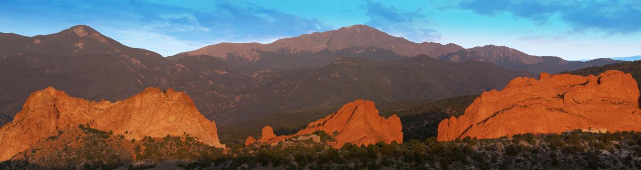 从科罗拉多斯普林斯欣赏到的众神花园和派克峰景致