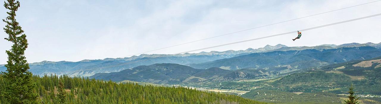 Tyrolienne au-dessus de la forêt entourant Breckenridge