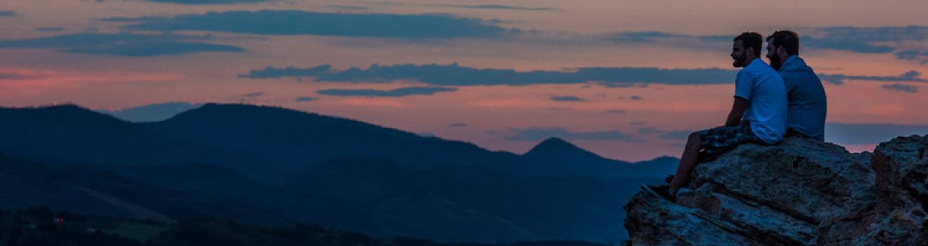 在科罗拉多州 Horsetooth Reservoir 水库上方欣赏绚烂的落日