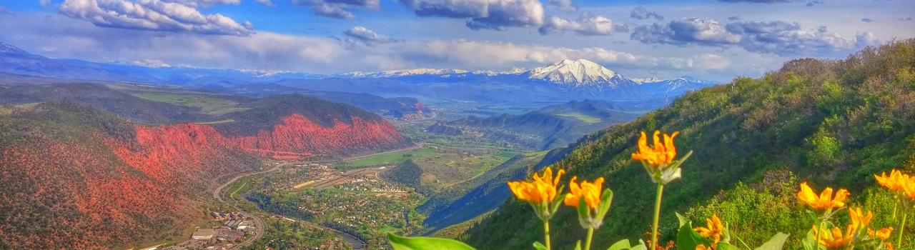 春天，科罗拉多州格伦伍德斯普林斯附近的红山 (Red Mountain) 和咆哮叉谷 (Roaring Fork Valley)