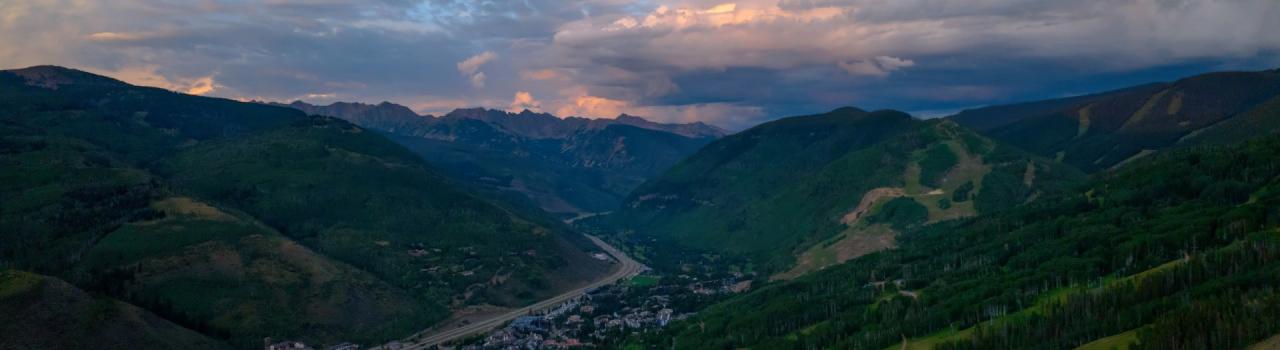 科罗拉多州韦尔黄昏时分的鸟瞰图