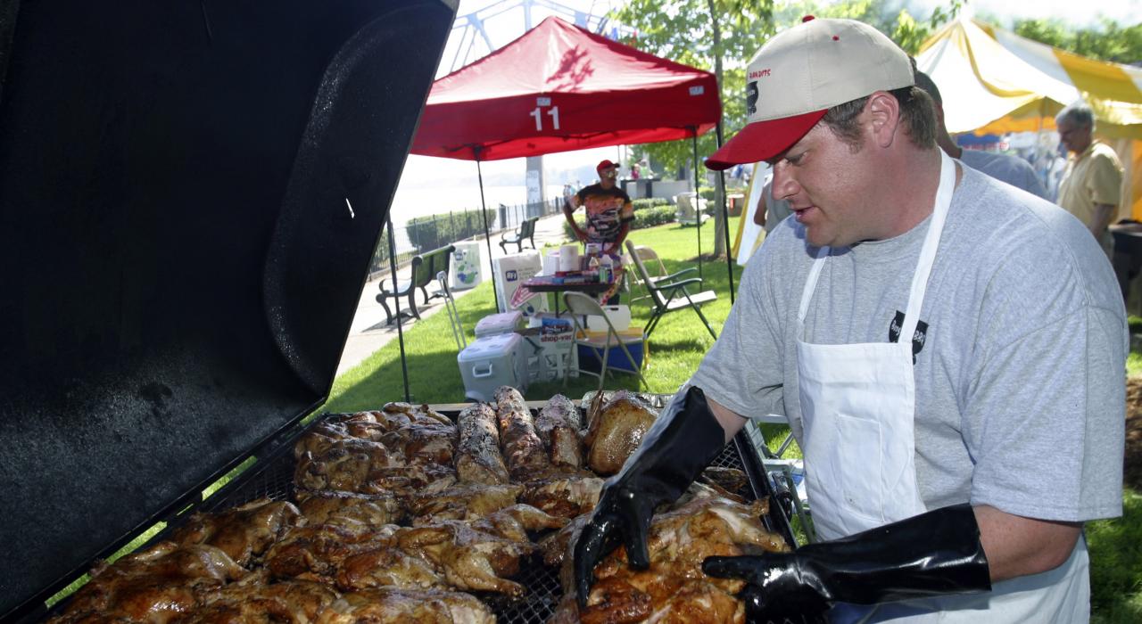 Gestion de la cuisson lors de l'International Bar-B-Q Festival à Owensboro, Kentucky