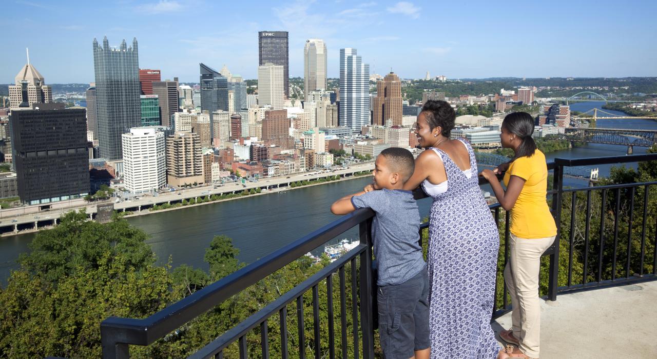 Disfrutando las vistas de Pittsburgh, Pensilvania, desde el Mt. Washington Overlook