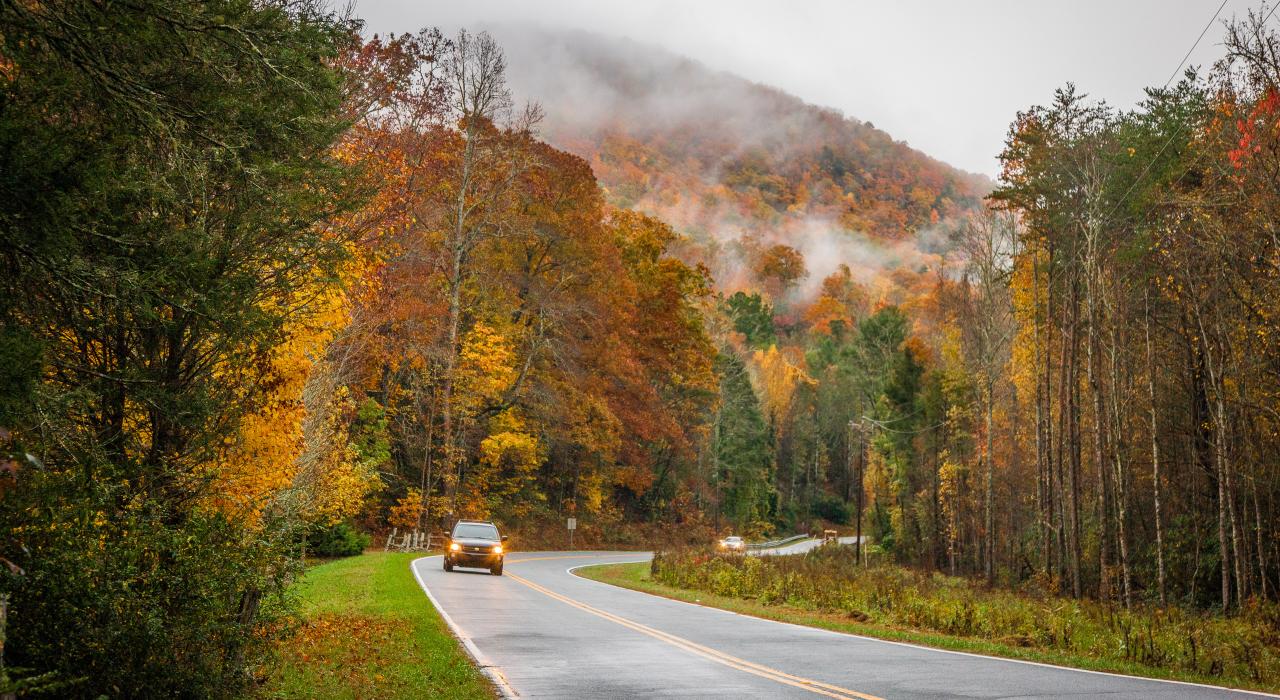 Panoramafahrt im herbstlich verfärbten Eastatoe Valley, South Carolina