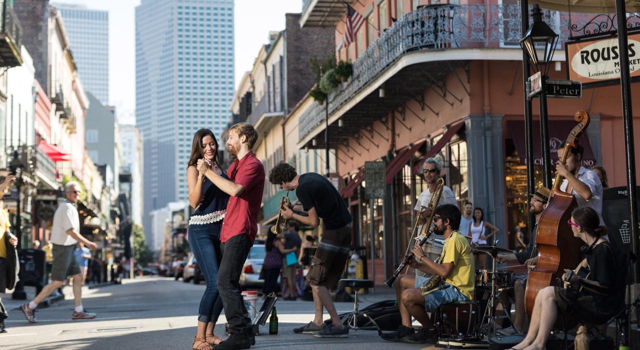 在路易斯安那州新奥尔良的街道边随着现场音乐欢快起舞