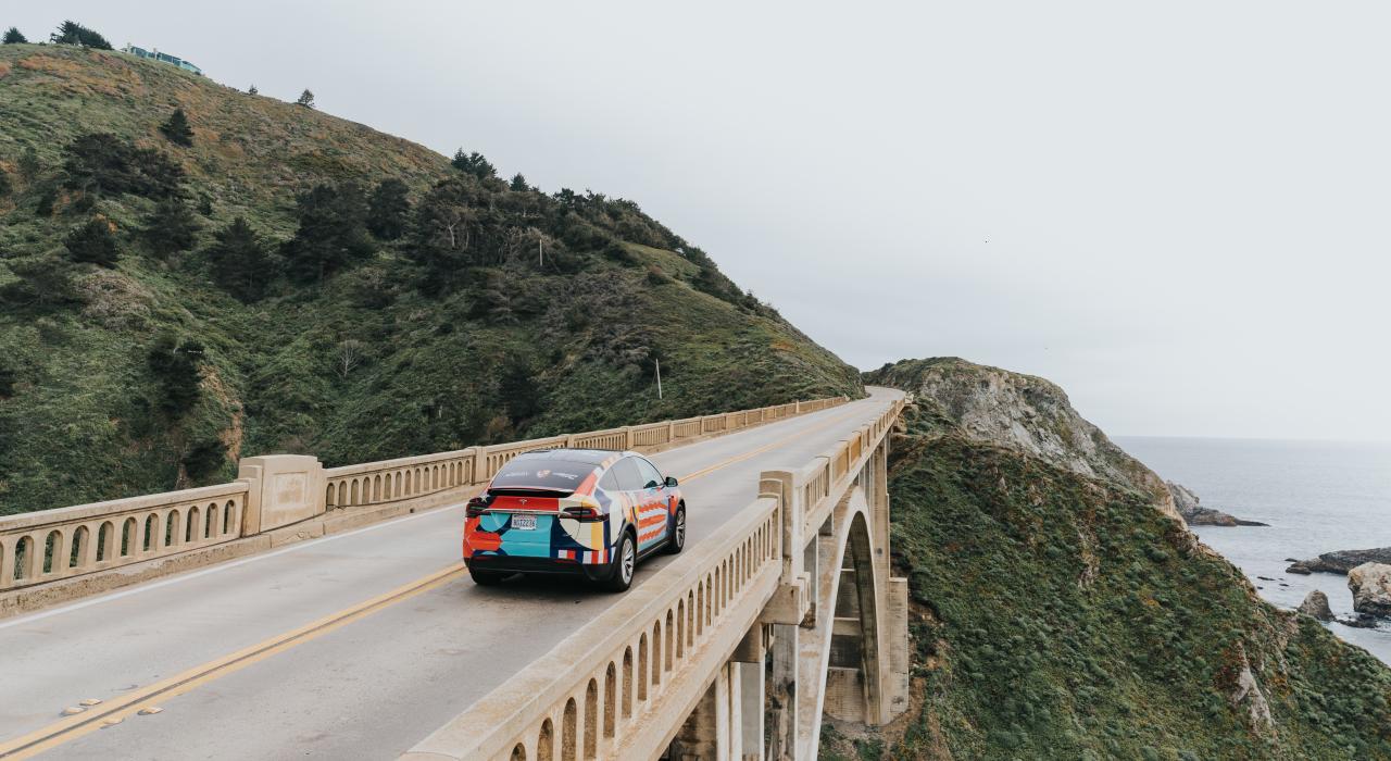 Auto auf der Bixby Bridge in Big Sur, Kalifornien
