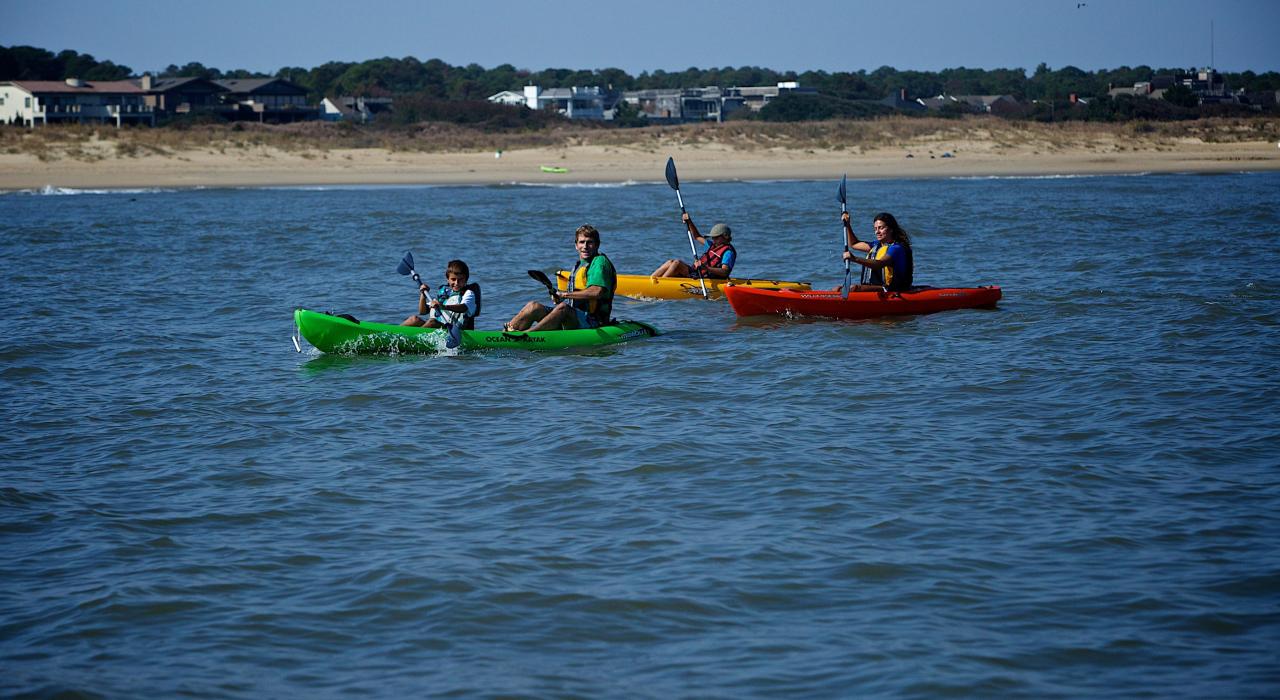 一家人在弗吉尼亚海滩划皮艇