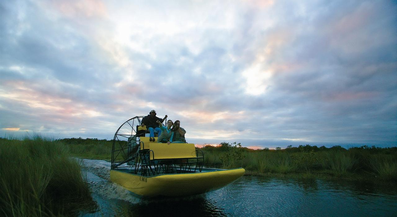 乘汽艇去探索特拉福德湖