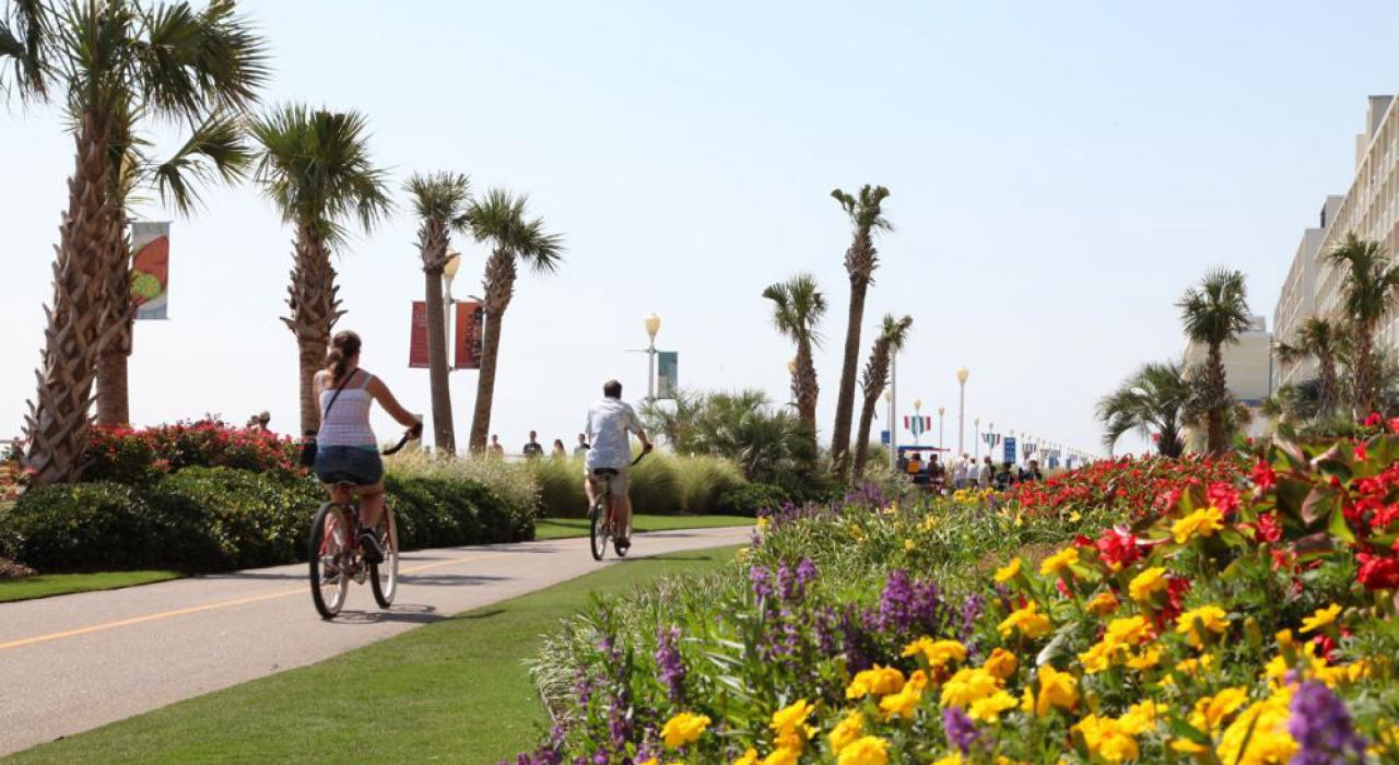 骑自行车穿越弗吉尼亚海滩栈道