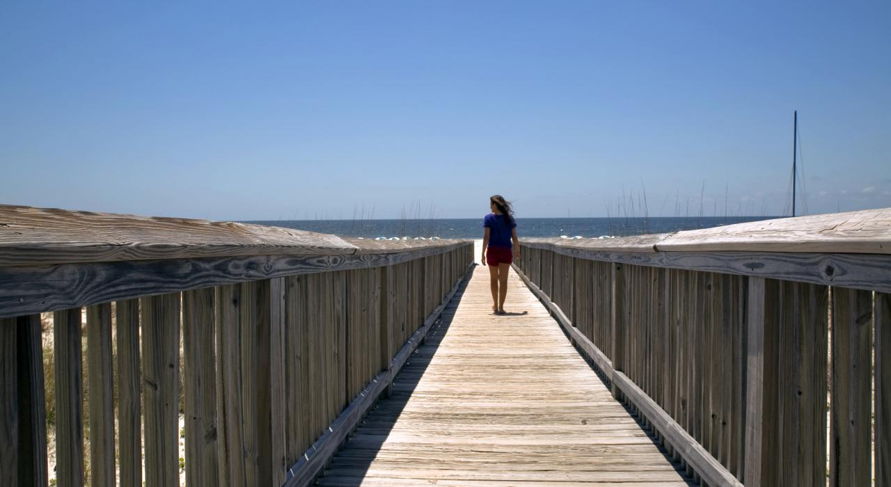 在阿拉巴马州墨西哥湾海岸的海滩木板路上漫步