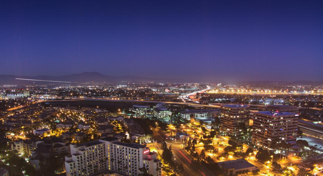 夜晚的城市天际线