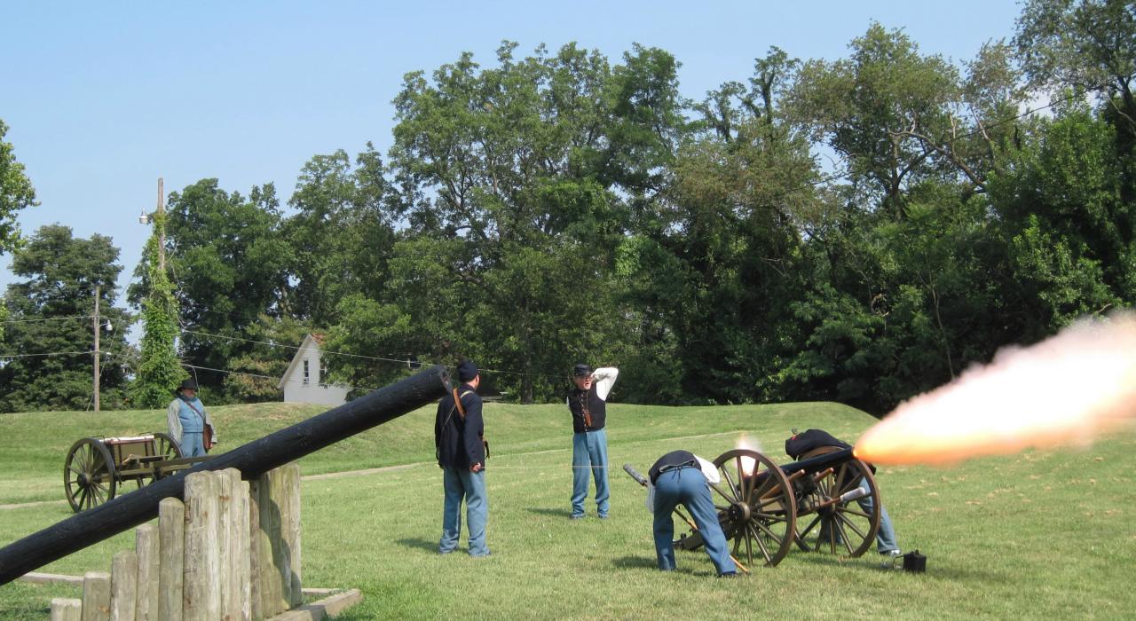 Mise à feu de canons à l'historique Fort D