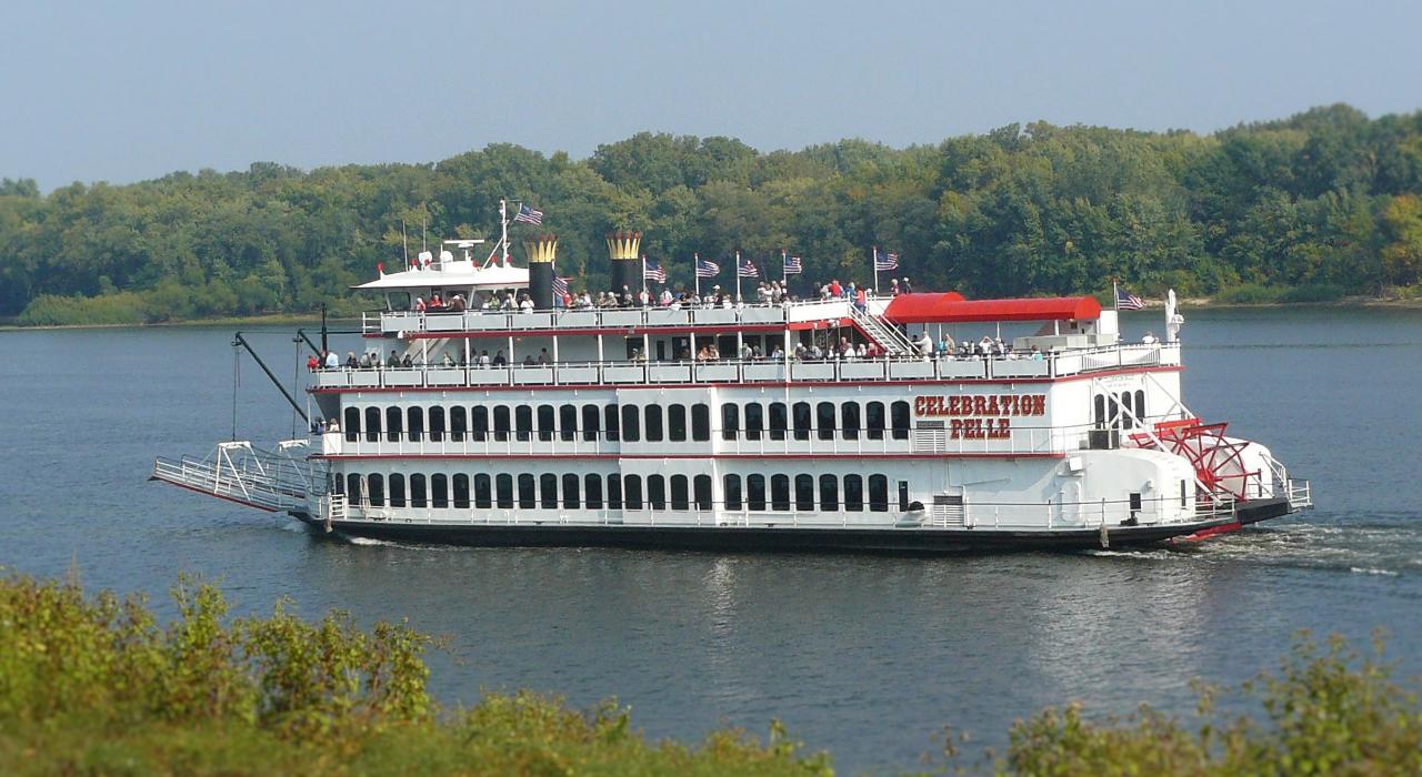 在 Celebration Belle 观光游轮上巡游密西西比州