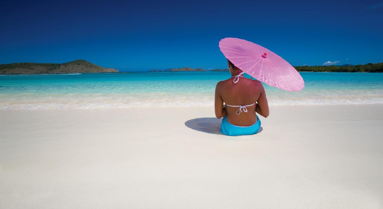 坐在林德奎斯特海滩上的美丽背影