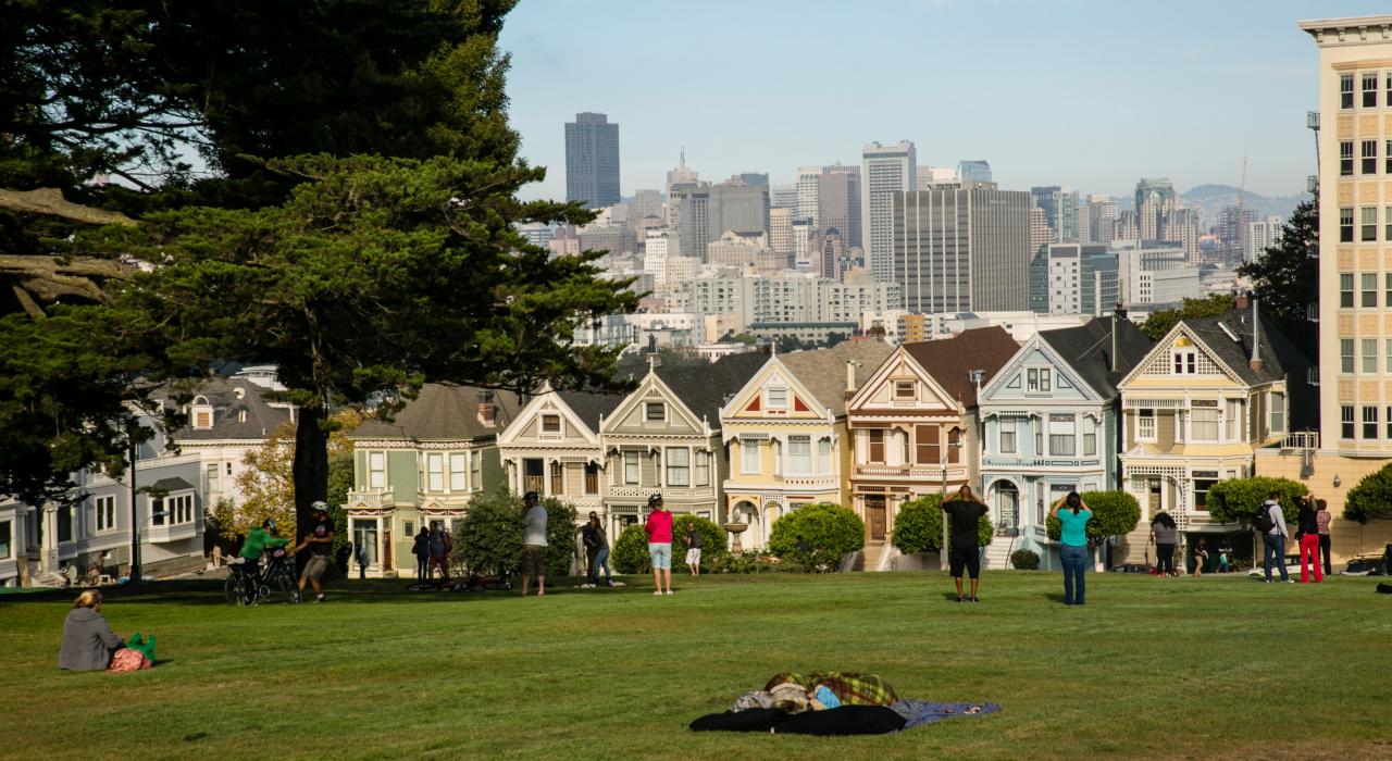 一排维多利亚式建筑坐落在阿拉莫广场公园旁的街道上