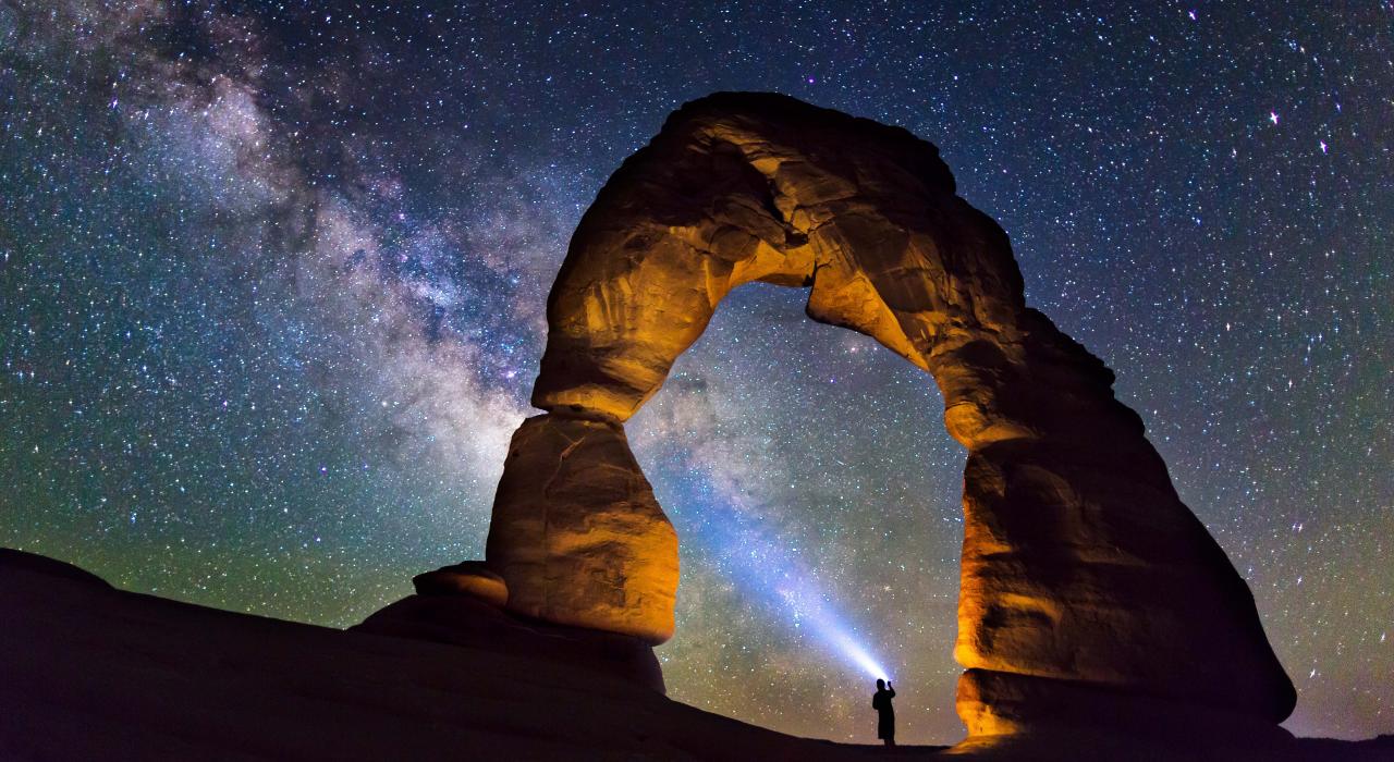 点缀着犹他州景观的 2,000 多个引人注目的红岩拱门之一