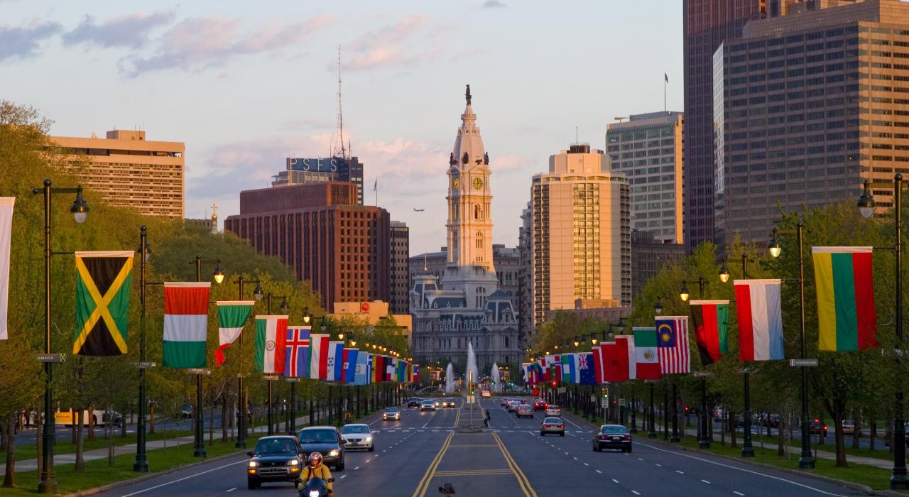 风景优美、绿树林立的本杰明·富兰克林公园大道穿过宾夕法尼亚州费城的中心地带